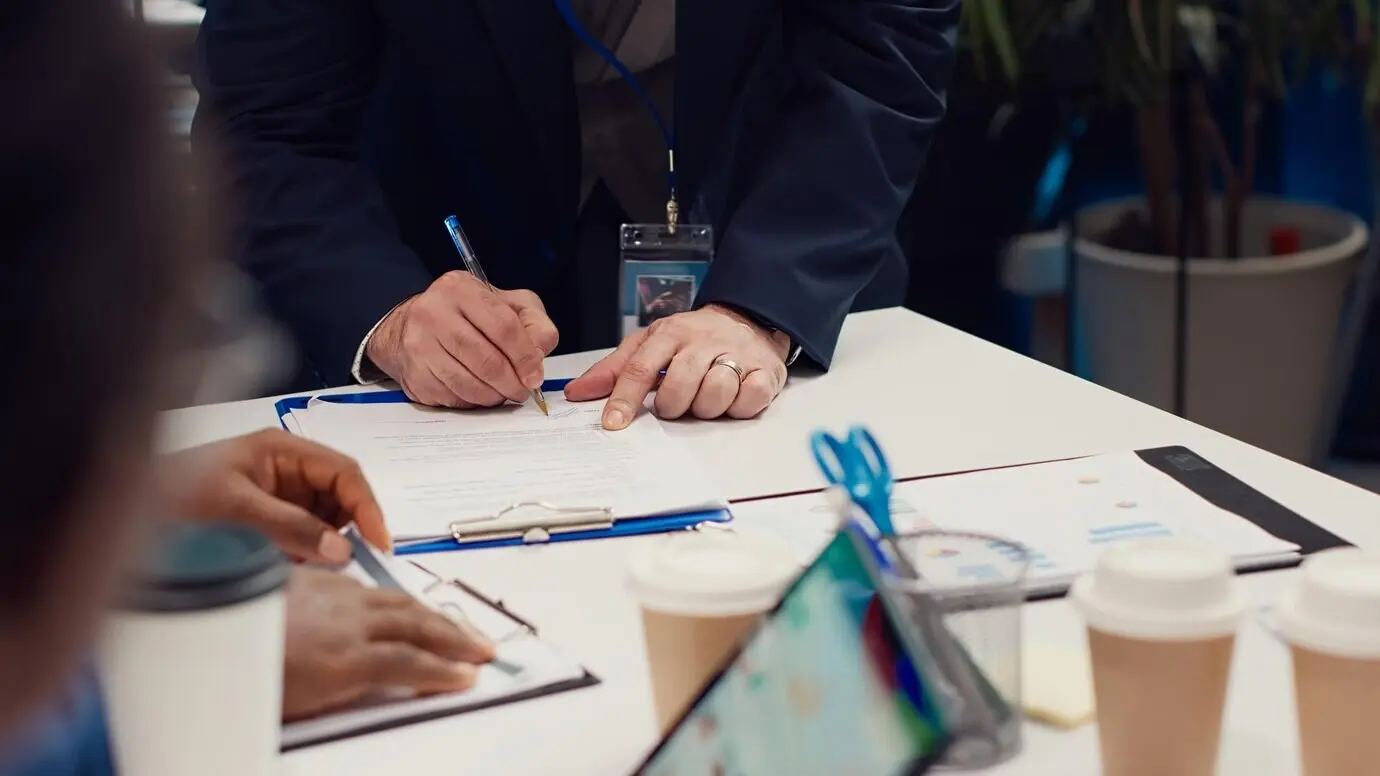 Предприниматели подписывают новый договор о партнерстве между своими фирмами.