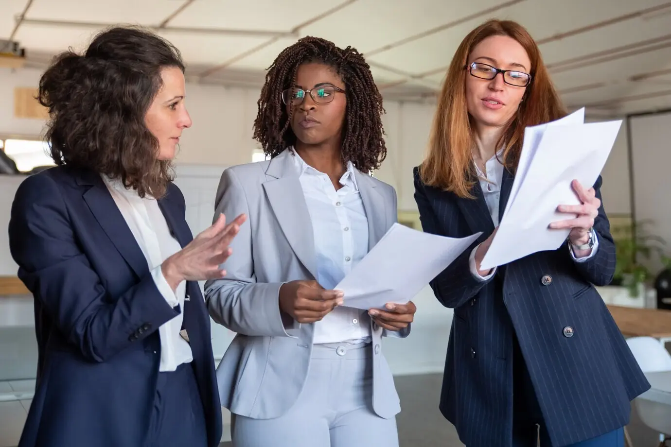 Зрелый коллега разъясняет подробности нового проекта.